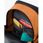 mochila-galapagos-pelican-20-preto-e-caramelo-30-litros-img5.jpg