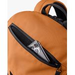 mochila-galapagos-pelican-20-preto-e-caramelo-30-litros-img7.jpg