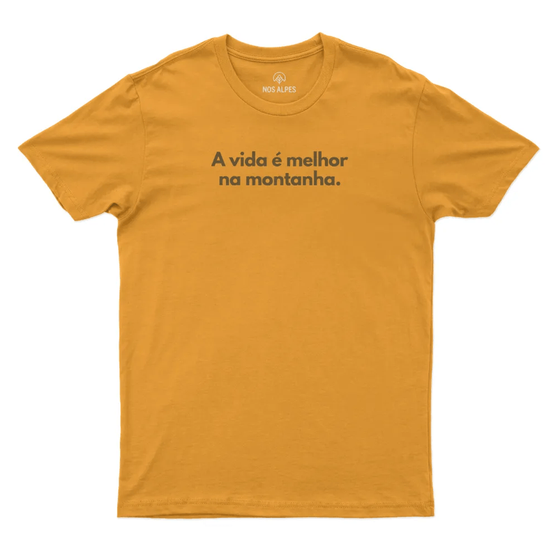 camiseta-masculina-a-vida-e-melhor-na-montanha-mostarda-g-img1.jpg
